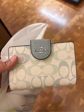 COACH medium corner zip wallet